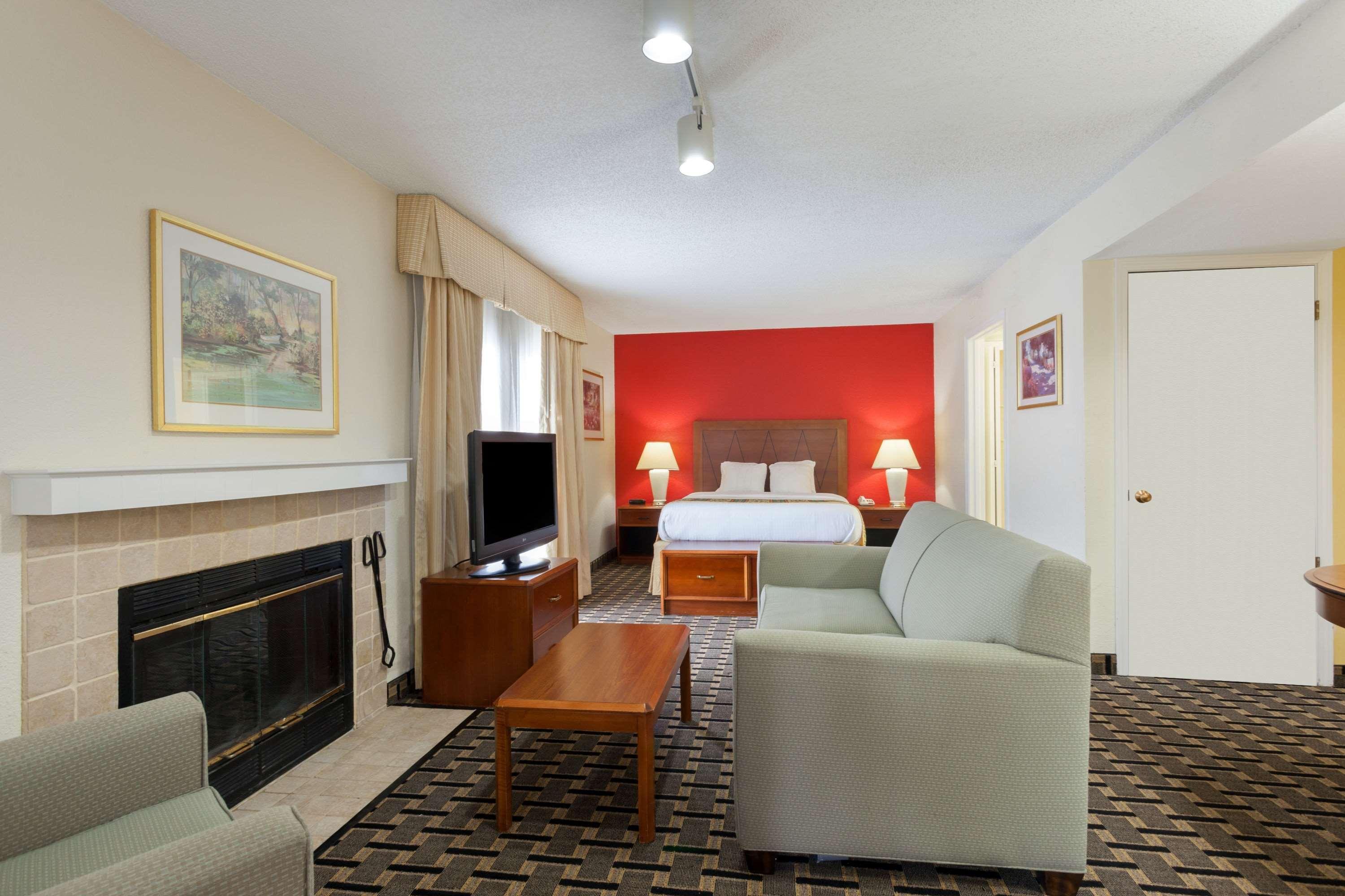 Hawthorn Suites By Wyndham Dearborn/Detroit Bagian luar foto