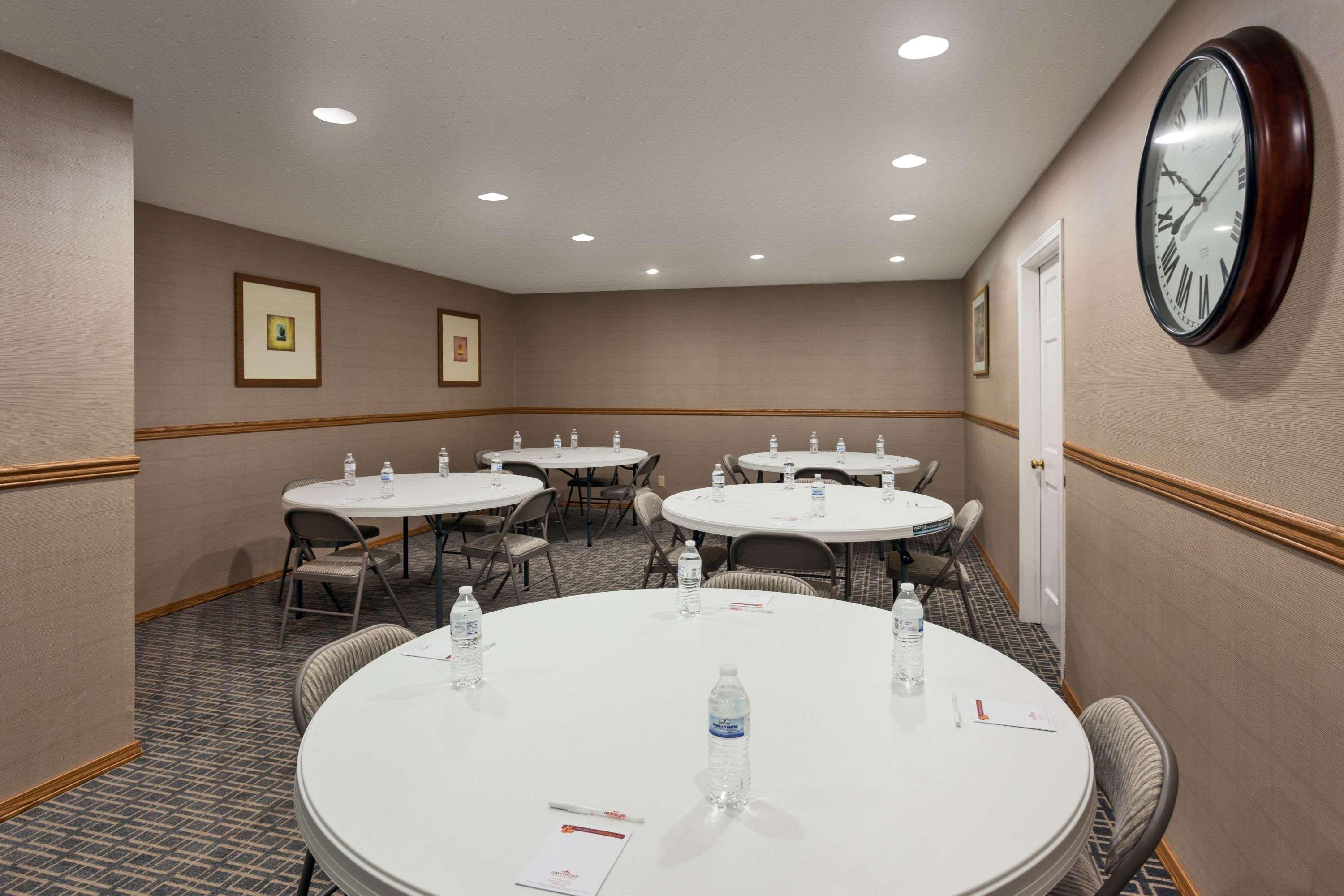 Hawthorn Suites By Wyndham Dearborn/Detroit Bagian luar foto